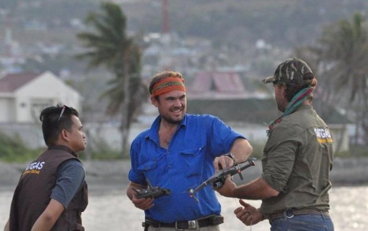 Tim Ikat Ayam di Drone untuk Pancing Buaya Berkalung Ban Keluar 