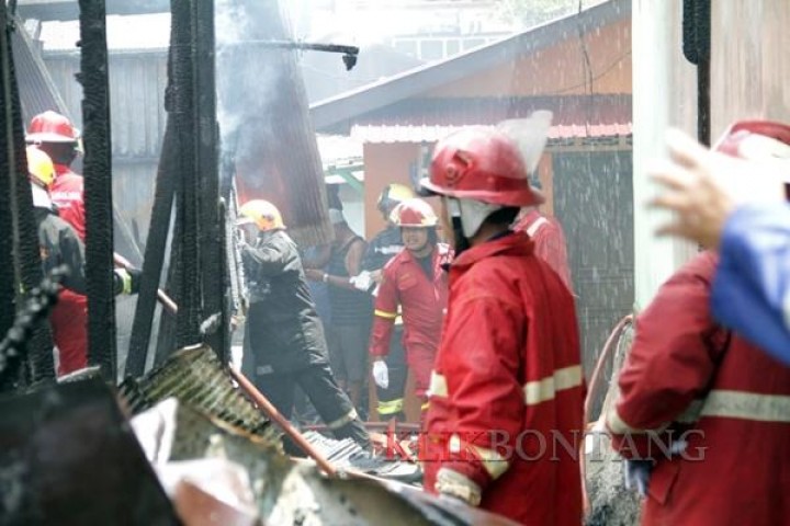 Ada Ledakan, Rumah Berlantai 2 jadi Arang