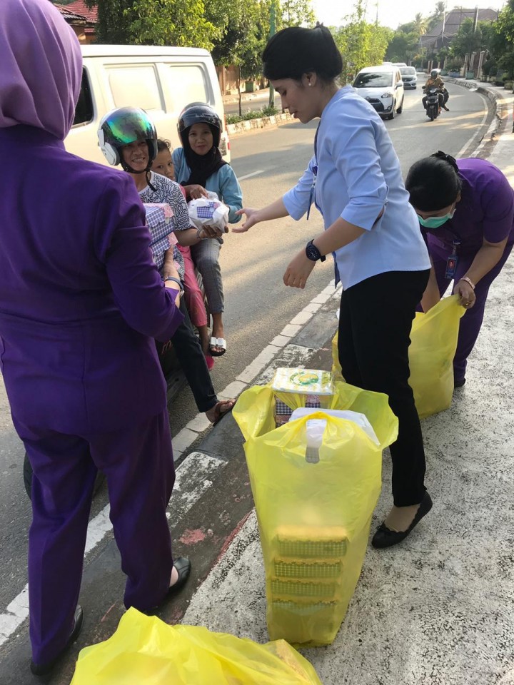 Tak Pernah Absen! Setiap Hari RS. Haji Darjad Bagi 200 Paket Takjil