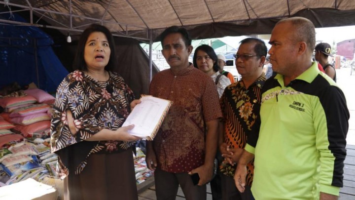 Disdik Salurkan Peralatan Sekolah ke Korban Kebakaran Desa Mulupan 