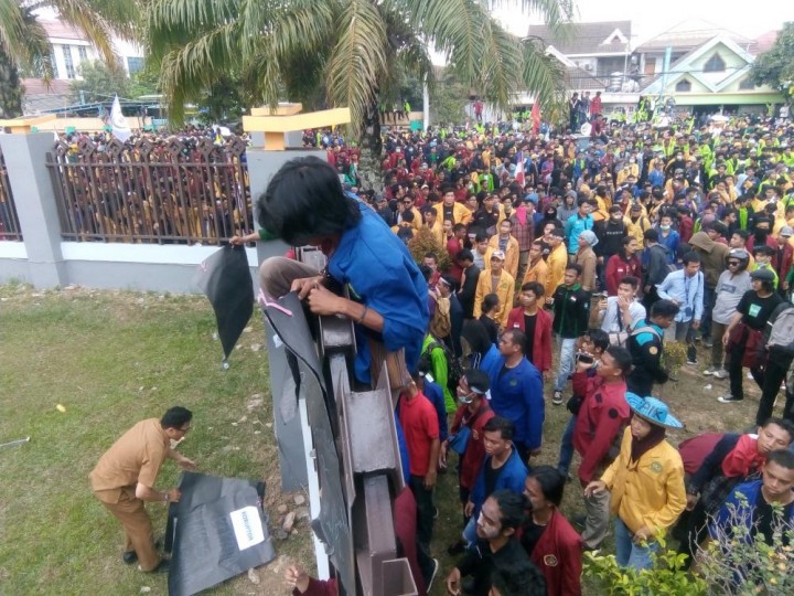 Ribuan Mahasiswa Samarinda Bentrok dengan Aparat dalam Demo Menolak Revisi UU KPK