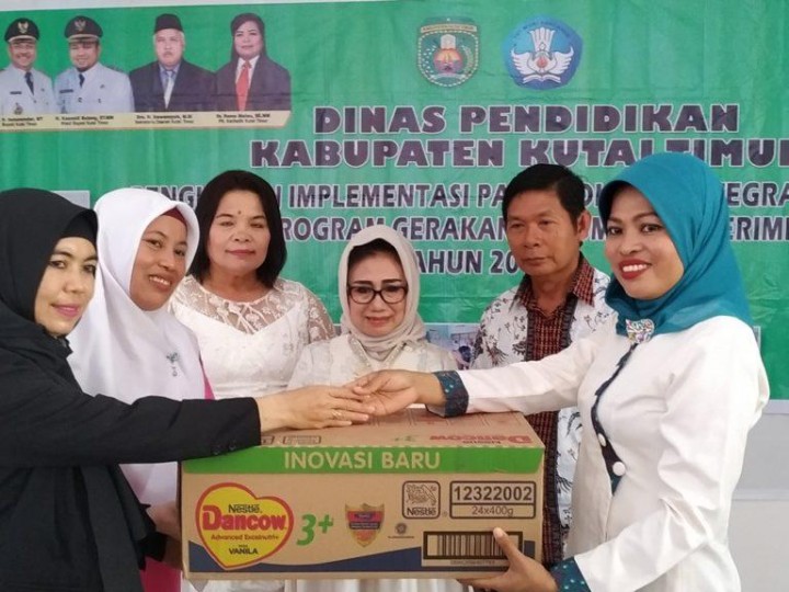 Bunda PAUD Bagikan 613 Susu Gratis 