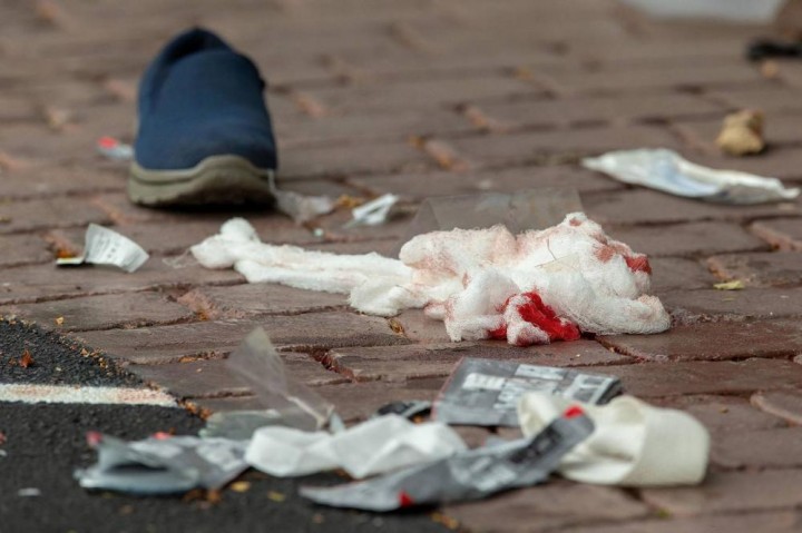 Tiba di Depan Masjid, Penembak Langsung Memberondong Senjata 