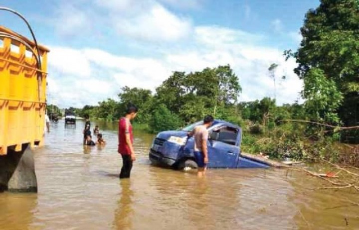 Infrastruktur Jalan di Kaltim Rusak, Bahayakan Pengemudi Lintasi Banjir