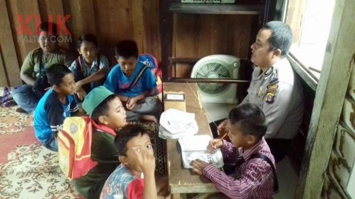 Polisi Ini Ajarkan Ngaji Gratis bagi Anak-Anak di Kutai Barat
