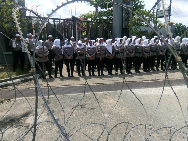 DPRD Kaltim Kembali Didemo Mahasiswa. Polwan Berjaga menggunakan Jilbab Putih