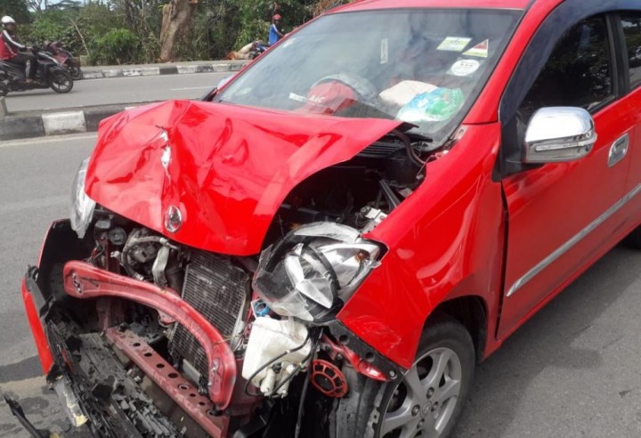 Diduga Ngantuk, Mobil Polisi Ditabrak hingga Terpental 2 Meter 
