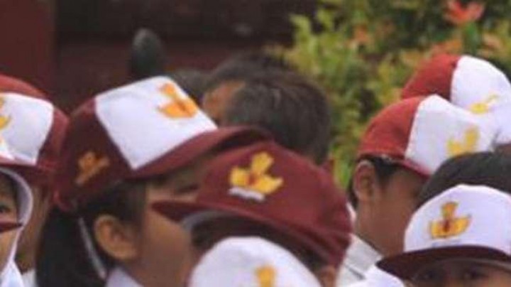 Ibu Buta Huruf Salah Pasang Atribut Seragam, Kisah Bocah Ini Bikin Haru