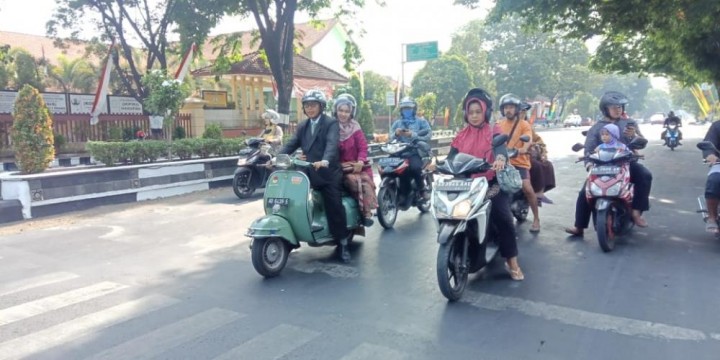 Pelantikan, Anggota DPRD Sragen Naik Vespa