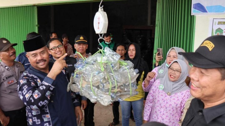Swasi Desa di Kukar, Bayar JKN-KIS dengan Sampah Plastik
