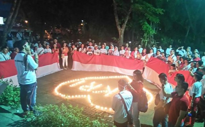 Aksi 1001 Lilin Perdamaian dari Manila untuk Indonesia