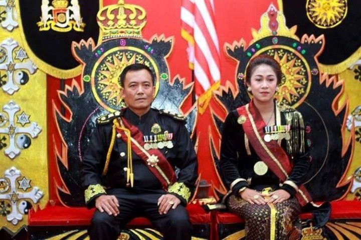 Halusinasi Seorang Warga Pinggiran Rel sebagai Raja Keraton Agung Sejagat