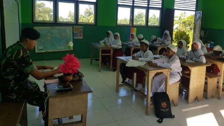 Dua Prajurit TNI Jadi Pengajar di Sekolah Pedalaman 
