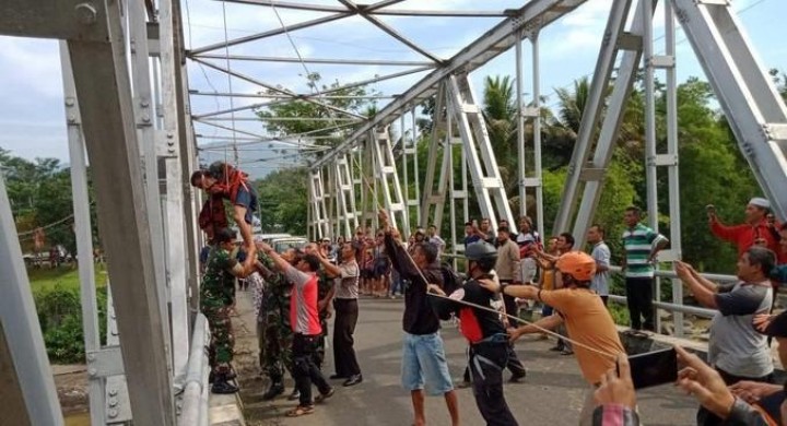 Diputus Pacar, Pria Beristri Ini Hendak Bunuh Diri Lompat dari Jembatan 
