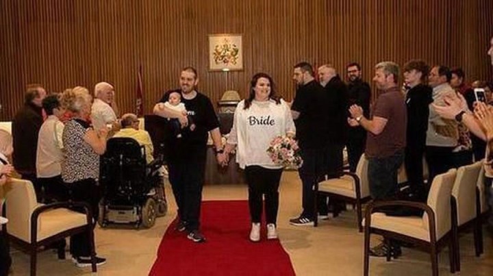 Viral Pasangan Pengantin Nikah Hanya Pakai Kaos dan Jeans 