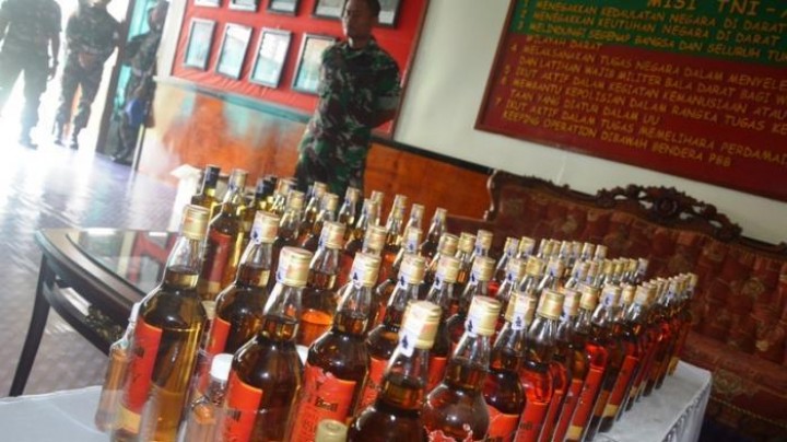 Puluhan Botol Miras Ilegal Diamankan Satgas Perbatasan 