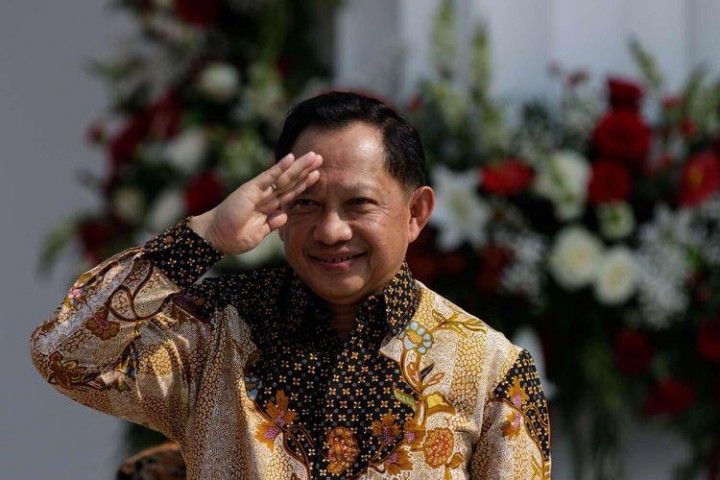 Jokowi Dinilai Sedang "Menyelamatkan" Tito Karnavian yang Gagal Ungkap Kasus Novel 