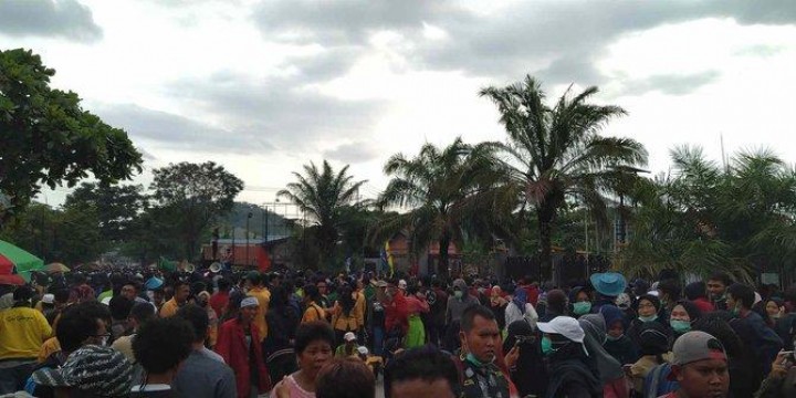 Ribuan Mahasiswa Demo DPRD Kaltim, PKL Laris Manis