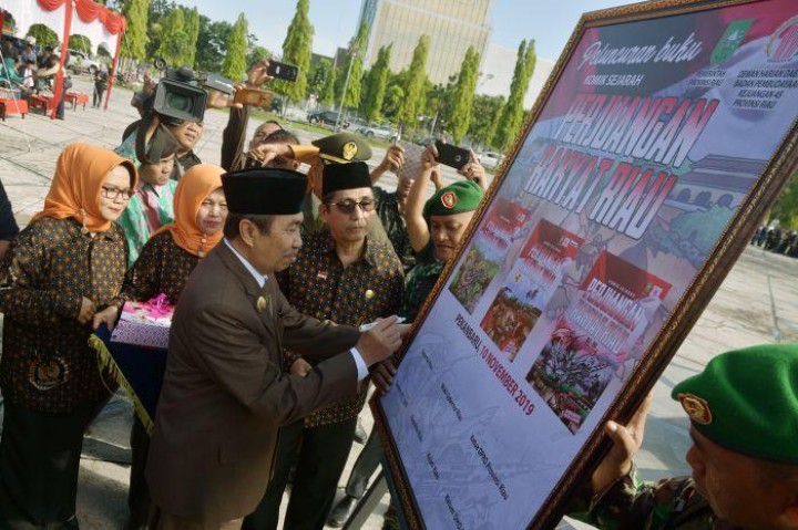 Istri, Kakak, Adik, Menantu Gubernur dan Sekda Riau Dapat Jabatan 