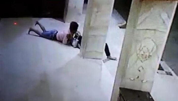 Terlalu, Muda-mudi Bercumbu Tengah Malam di Teras Masjid Terekam CCTV