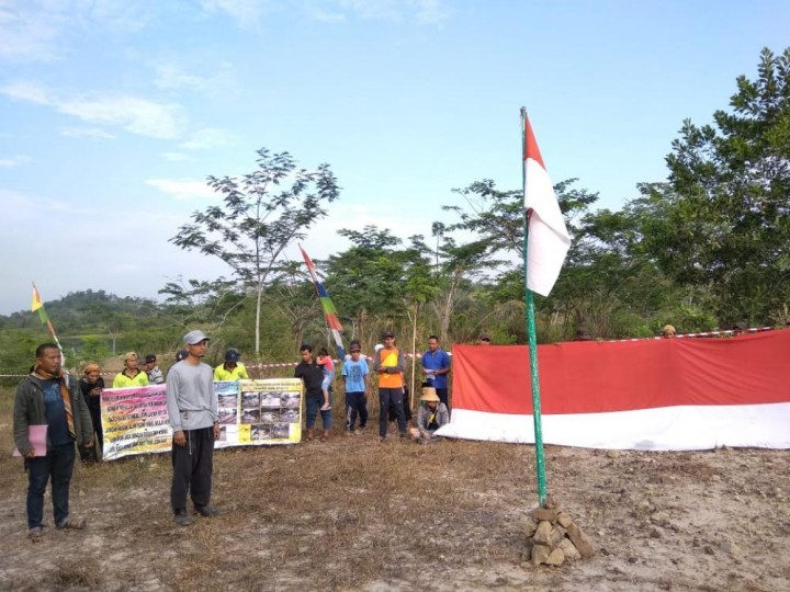 Peringati HUT Kemerdekaan RI 74, Warga Sangasanga Upacara Di sekitar Lubang Tambang