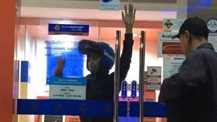 Ambil Uang Tengah Malam, Pria Ini Terkunci di Dalam ATM