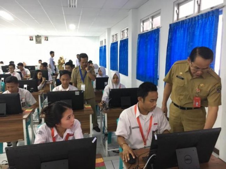 Pastikan UNBK Lancar, Sekprov Kaltim Tinjau Sekolah