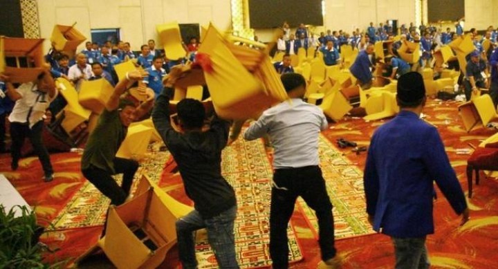 Panasnya Kongres PAN: Kursi Terbang, Kaca Pecah hingga 10 Orang Luka 