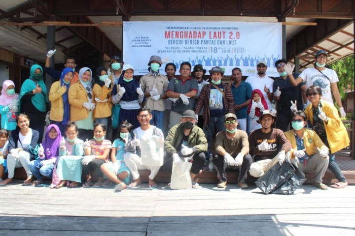 Relawan Pandu Laut Nusantara Bersih Pantai Pulau Derawan	
