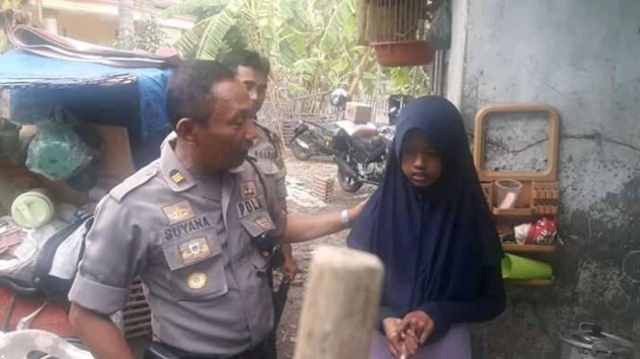 Keluarga Zahra tidak Makan 2 Hari, Kapolsek Kresek Menangis Saat Berkunjung