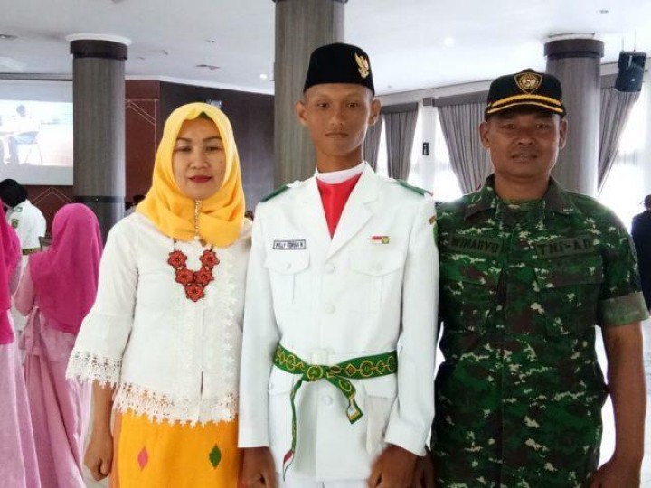 Jadi Pelipat Bendera, Anak Tentara Ini Bikin Bangga Orangtua