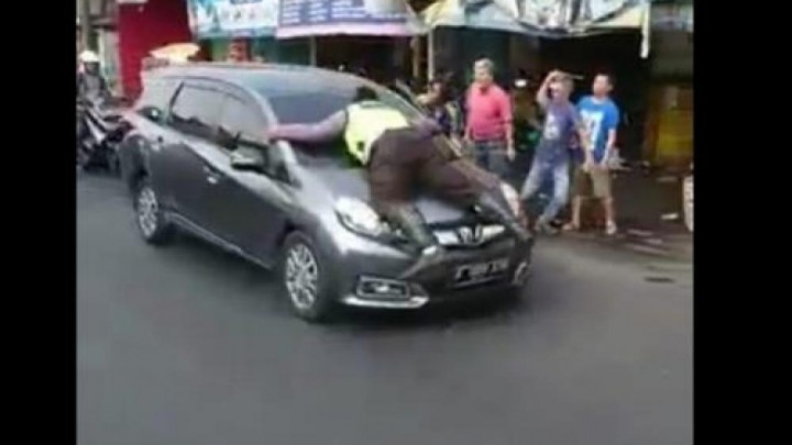 Aksi Bripka Eka dan Brigadir Natan, Naik Kap Mobil Pelanggar