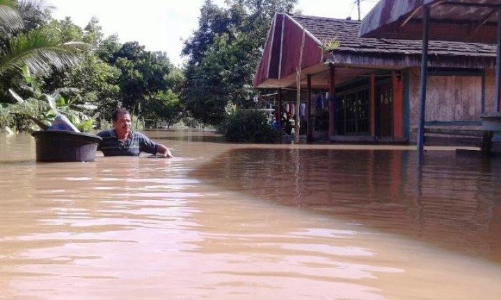 Melak Diterjang Banjir, Siswa Peserta UN Terpaksa Diungsikan