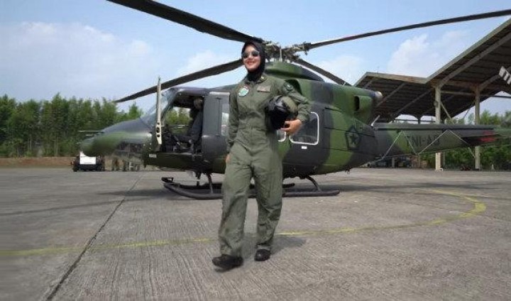 Kisah Anak Tukang Jagung Bakar Sukses Jadi Pilot Wanita Pertama di TNI AD