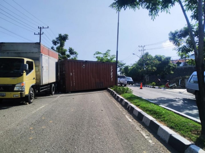 Kontainer Terguling, Jalan S Parman Macet Total
