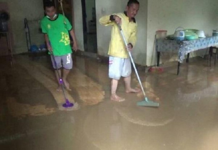Tanggul Jebol, Rumah Warga Banjir Lumpur