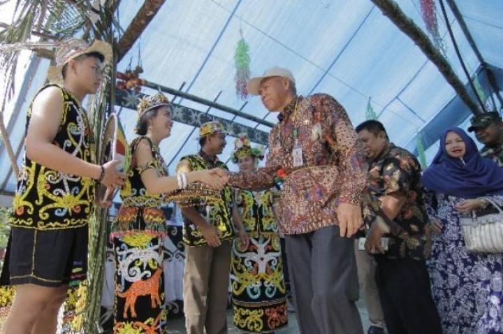 Rajut Persaudaraan dan Kebersamaan, Warga Berau Pertahankan Tradisi Meja Panjang