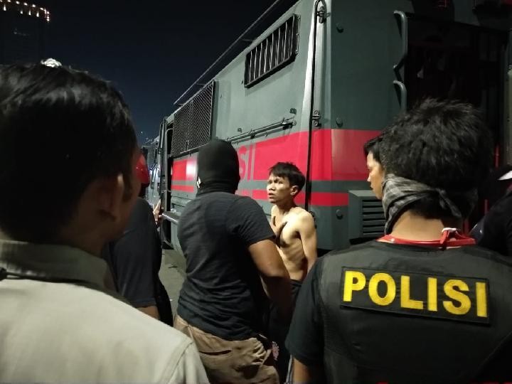 Polisi Gebuk dan Telanjangi Massa Demonstrasi di DPR 