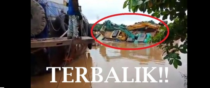 VIDEO: Detik-Detik Kapal di Sungai Mahakam Terbalik Beserta Truk Tangki dan Eksavator