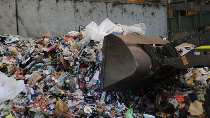 Anak Bangsa Berhasil Mengolah Sampah Plastik Jadi Bahan Bakar