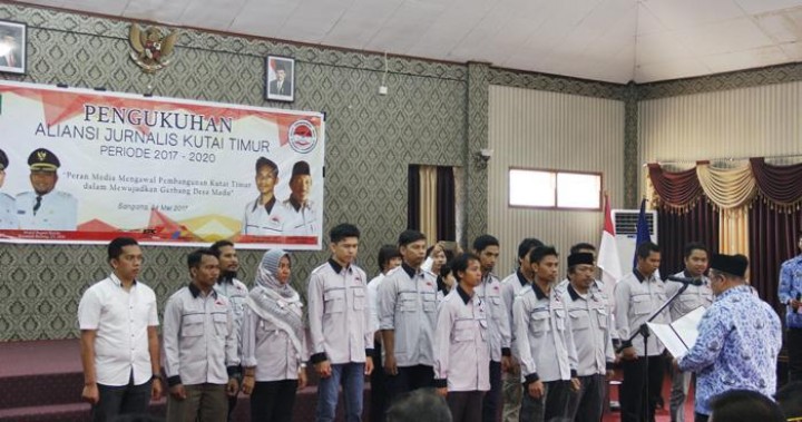 Diminta Kawal Gerbang Desa Madu, AJKT Dikukuhkan Bupati Ismunandar