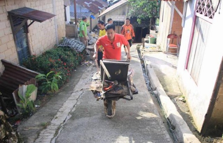 Jumat Pagi, Wawali Basri Pilih Dorong Gerobak Bersama Warga