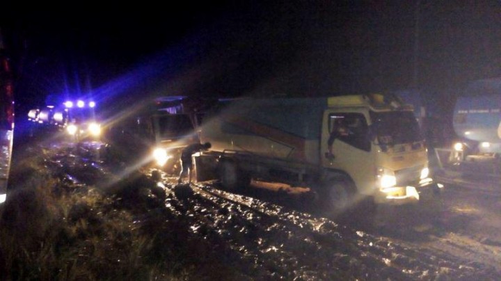Parahnya Jalan Poros Sangkulirang, Amblas Berjam-jam