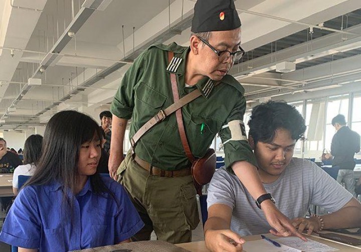 Dosen Nyentrik UK Petra Andrian Dektisa yang Suka Pakai Kostum Perang