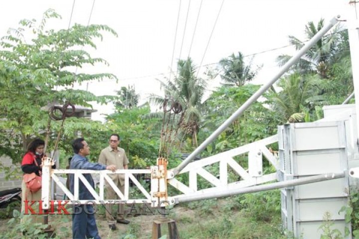 Sling Kendor, Menara Ilegal di Lok Tuan Goyang Ditiup Angin