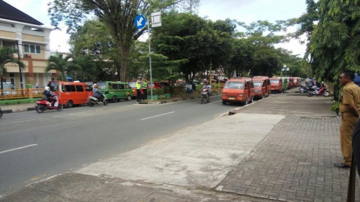 Taksi Online Kian Marak, Sopir Angkot Mogok Narik