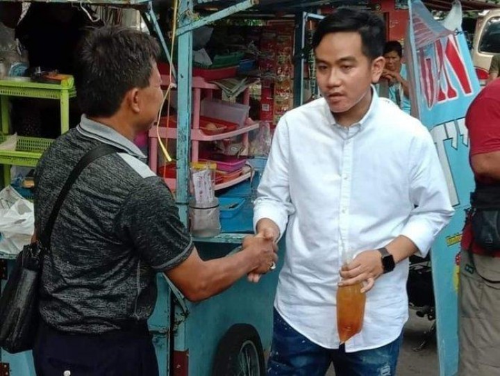 Gibran Beli Es Teh di PKL, Mantan Menteri Susi Ikut Komentar