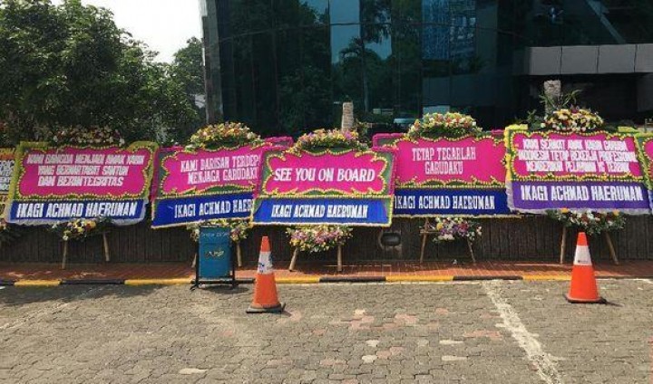 Kru Garuda Kubu Ari Askhara Banjiri Kantor Erick Thohir Bunga 