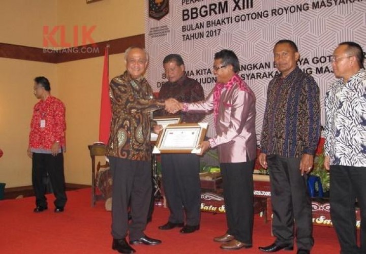 Walikota Bontang Dianugerahi Upakarya Wanua Nugraha