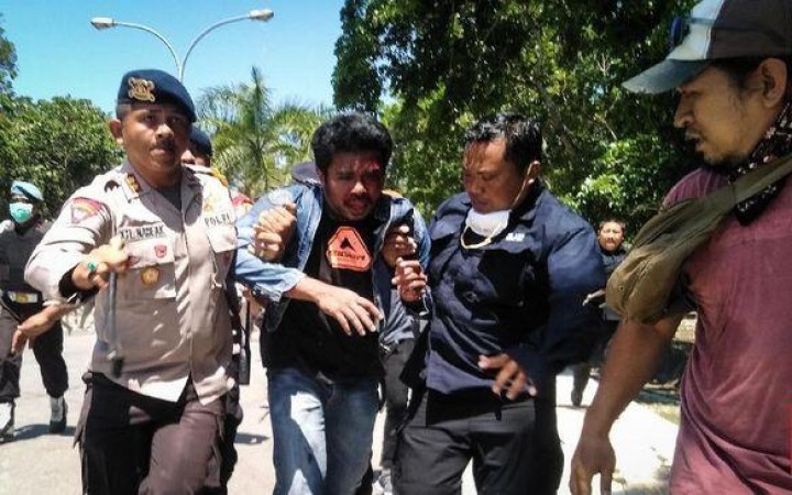 Demo Ricuh di Kendari, 5 Mahasiswa dan 3 Aparat Terluka 